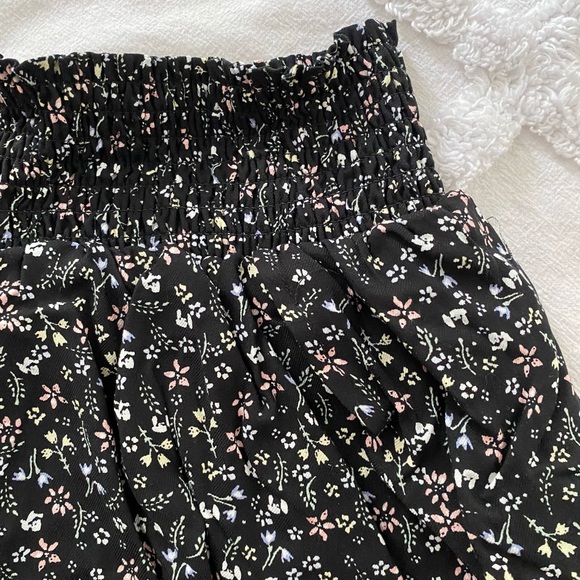 flowy floral black shorts from garage, brand new - Picture 4 of 4